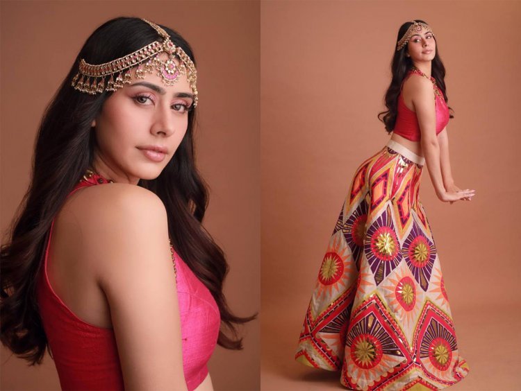 Ouch! Warina Hussain Amps Up Her Fashion Game In This Navratri Look