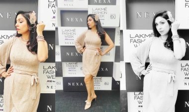 Pooja smashes it at the Lakme Fashion Week x FDCI in her burlesque look on Day 2…