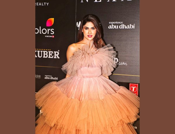 Renu Kaushal Steals the Spotlight at IIFA 2023: A Peachy Perfection!