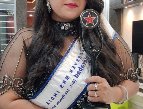 Vengala Nikhila Shines as Mrs. Hyderabad 1st Runner Up in Forever Mrs. India 2023
