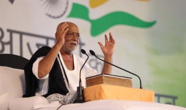 Morari Bapu Extends a Unifying Call to Sanatan Dharma Saints for the Kumbh Mela