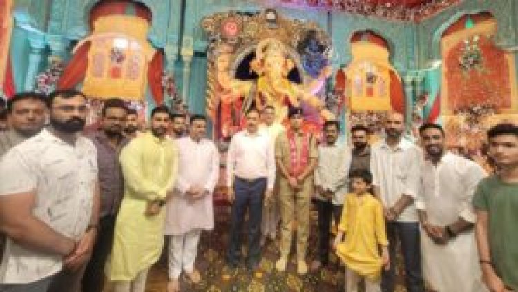 Organized by Sairam Yuvak Mandal, ‘Manta Ka Raja’ Pandal in Althan becomes the centre of divinity in Surat