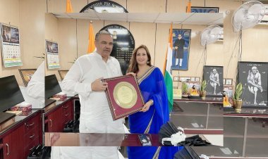 The Powerhouse Reiki and Wellness Trainer, Prriya Kaur gets awarded by Union Minister Vijay Sampla in India