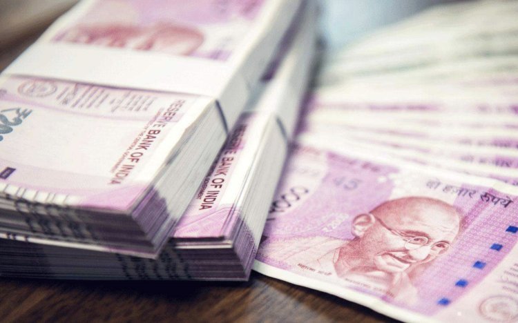Indian currency declined on the last day of the trading week, Rupee fell by so much against the dollar