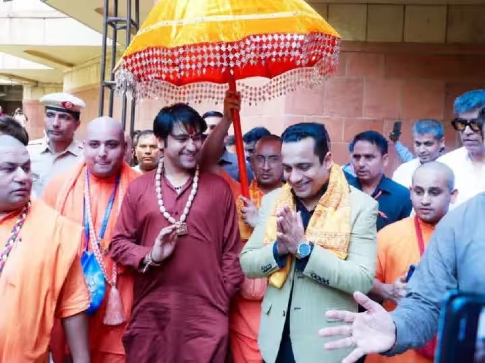 Dr. Vivek Bindra Took Baba Bageshwar Sarkar To ISKCON Temple