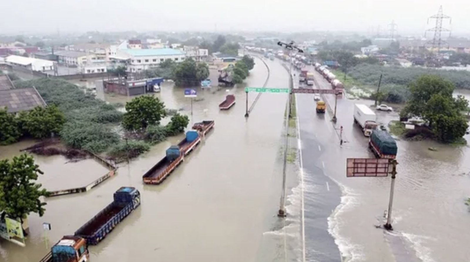 Heavy rains wreak havoc in Tamil Nadu, 10 people died; 17 thousand people forced to live in relief camps