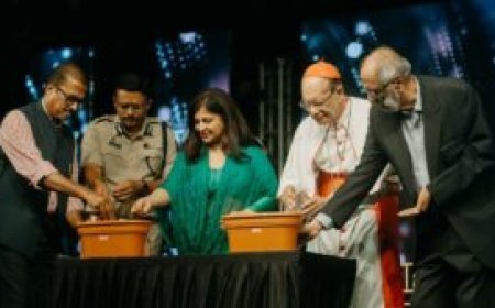 Thousands of Mumbai Christians celebrate Christmas with the theme of peace