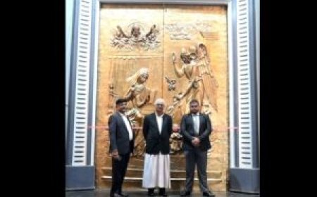 Archbishop unveils Pope’s `Jubilee Year Door’ message in presence of Mamata Banerjee on Xmas eve at the Cathedral of the Most Holy Rosary