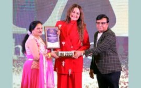 Mr Ashok Bhatt & Mrs Ushmita Bhatt Honored By Actress Sonakshi Sinha at International Fame Award 2023