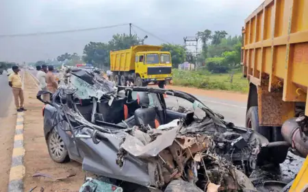 Terrible vehicle crashes into a wall in Thanjavur, Tamil Nadu, leaving four people dead at the scene