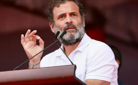 Once more, Rahul Gandhi made a mistake and said, "You put coal in the stove to heat tea."