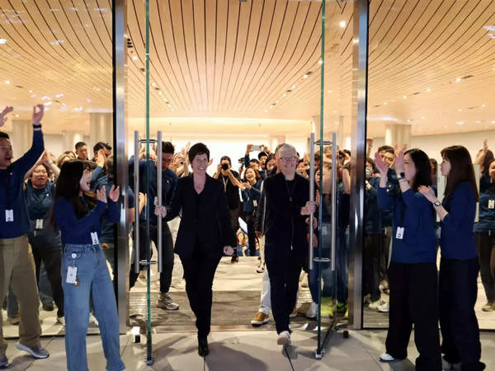 Apple CEO Tim Cook meets China's Commerce Minister, opens new store in Shanghai