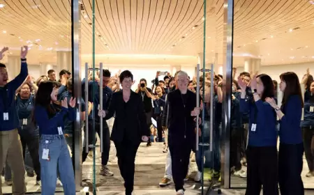 Apple CEO Tim Cook meets China's Commerce Minister, opens new store in Shanghai