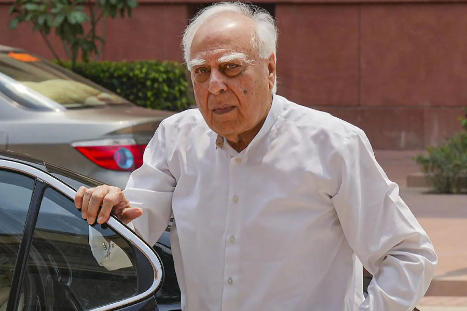 SC: 'Instruct the Election Commission to keep EVM data safe for three years', Kapil Sibal urges