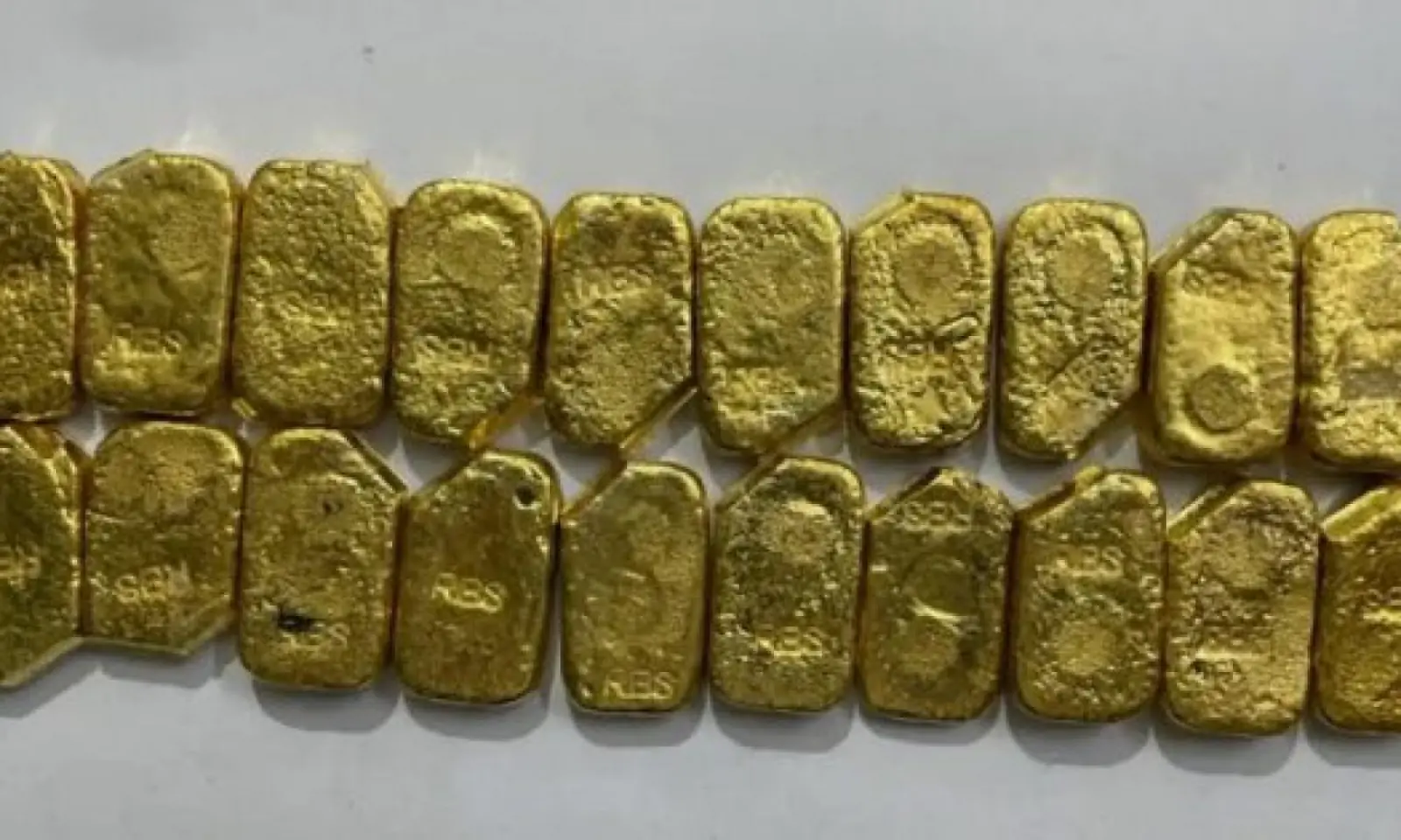 An air hostess was carrying one kg of gold hidden in her private part, which was revealed at the airport; even the officials were surprised