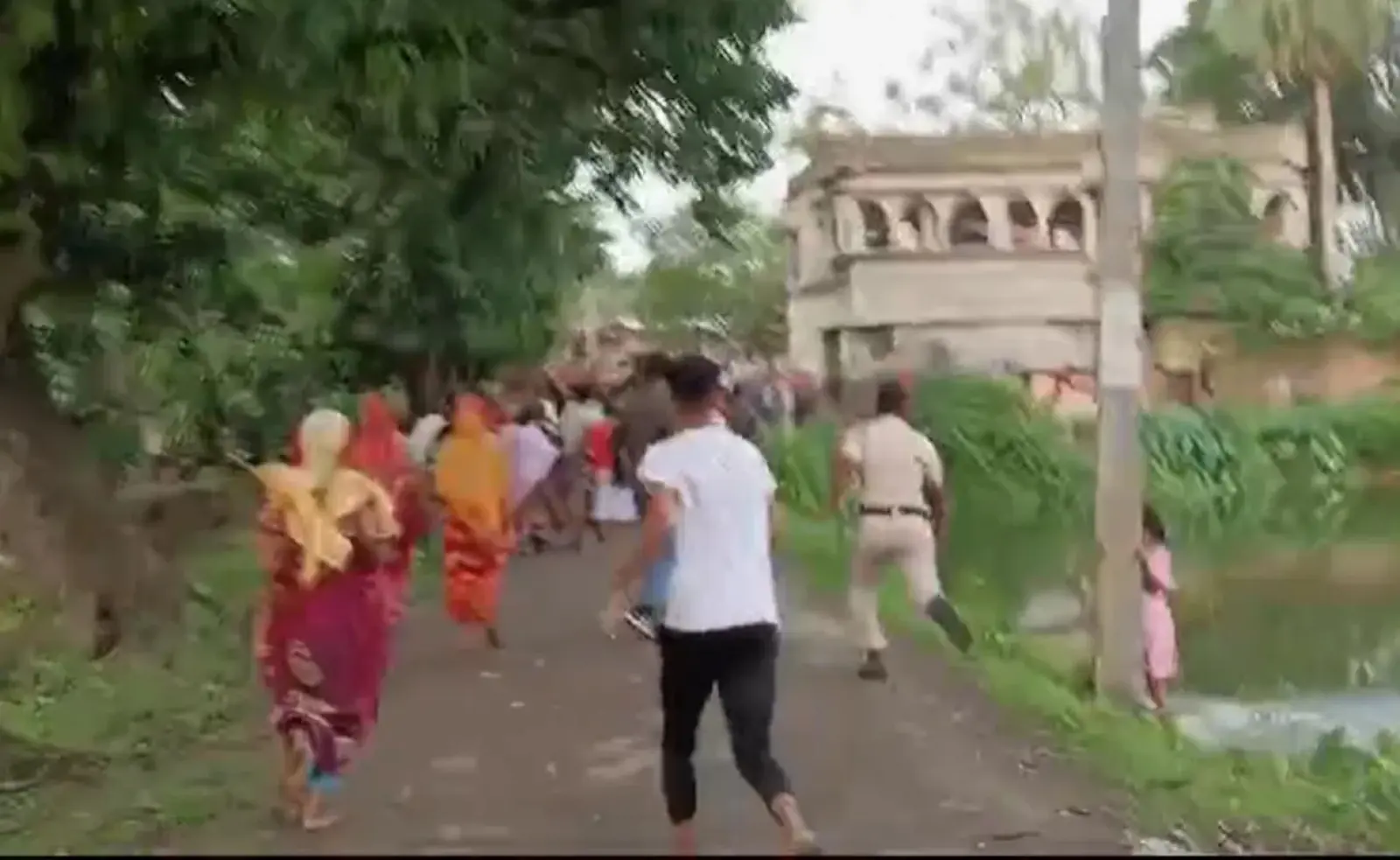 Violence in West Bengal in the seventh phase, angry mob looted EVM and threw it in the pond; Dispute also took place in Sandeshkhali