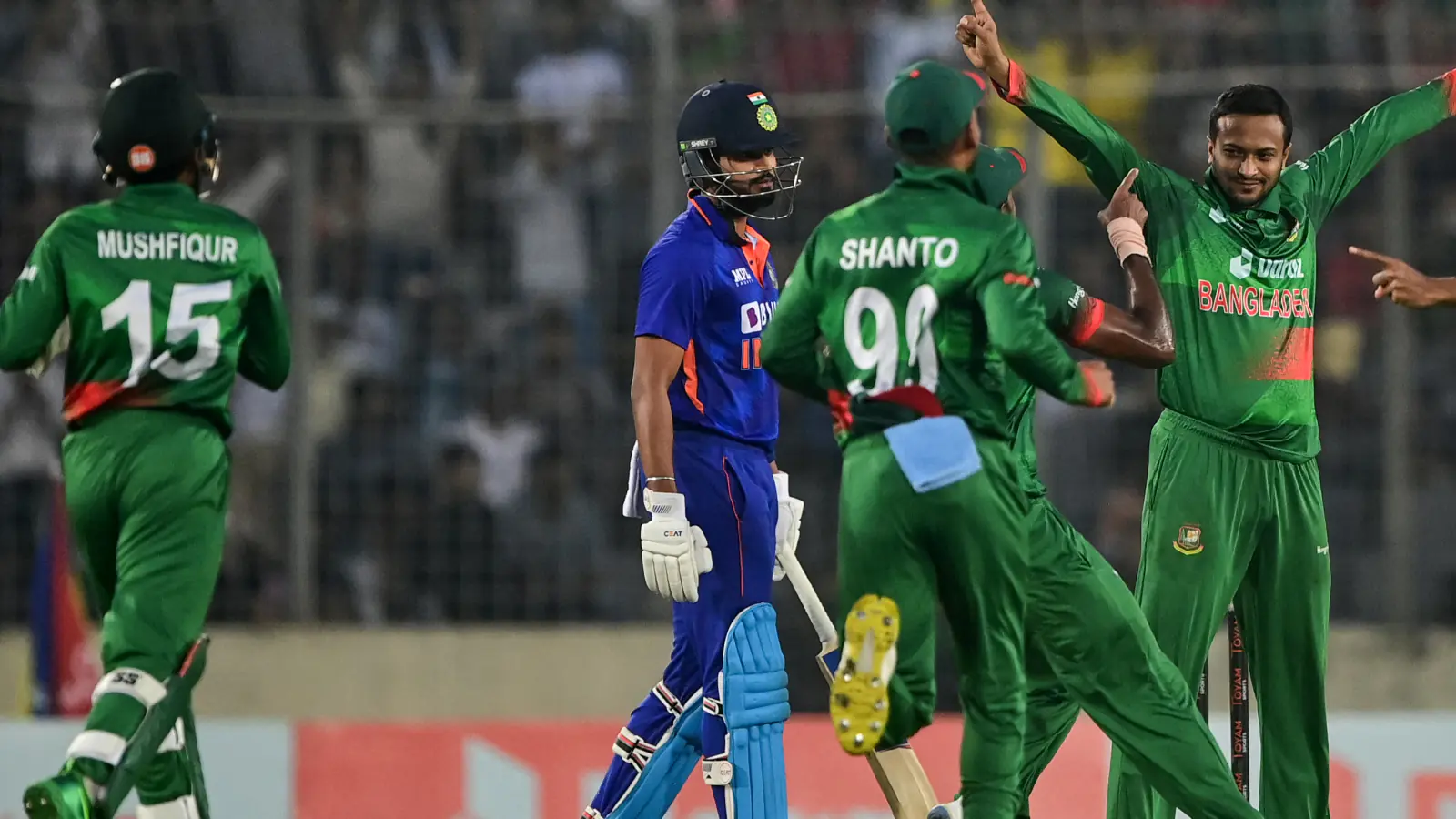 Team suffered a big setback in the IND vs BAN match, this player got 6 stitches on his hand, will not come on the field for a week