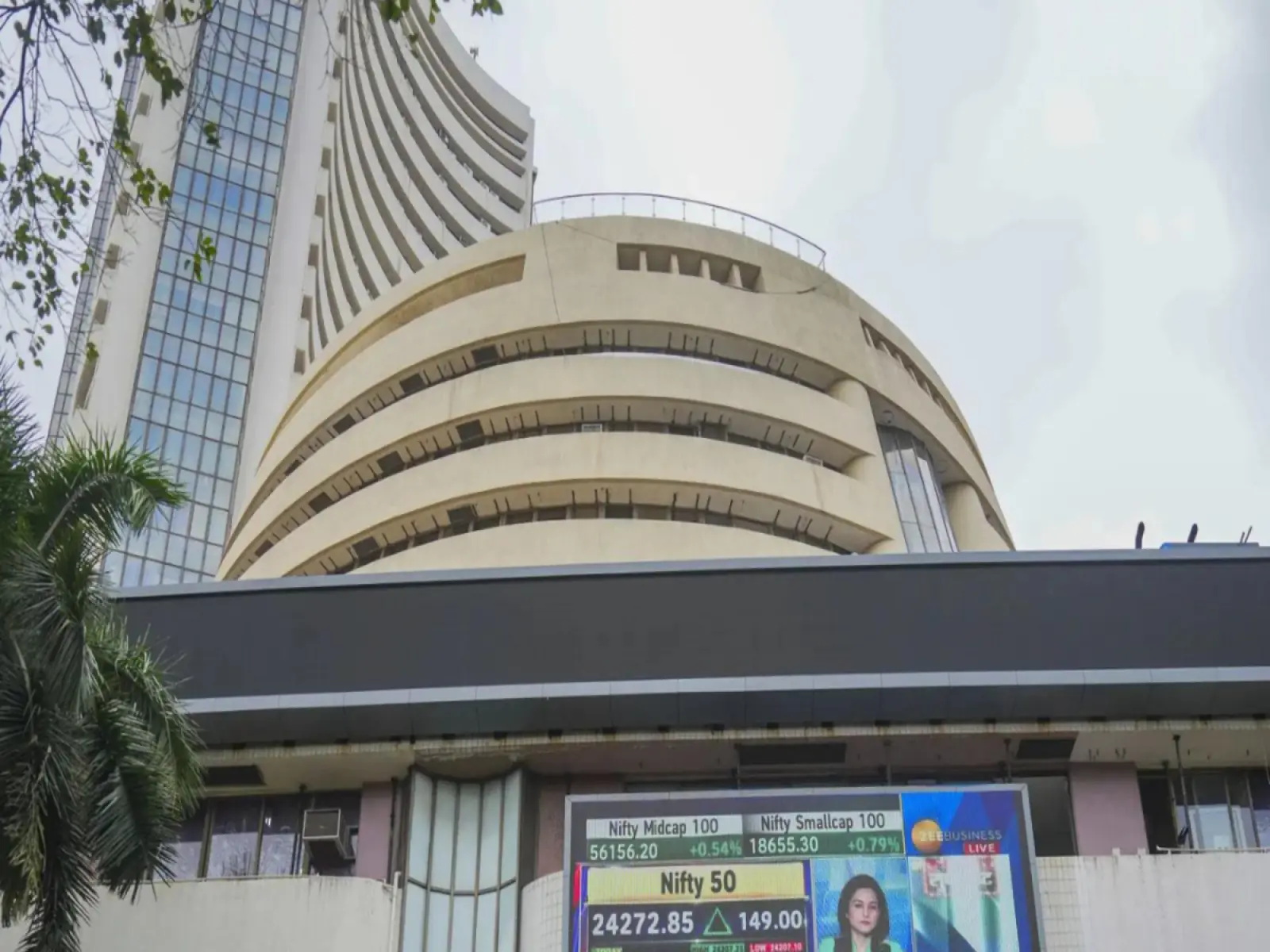 Stock market weakened further; Sensex slipped 318 points, Nifty came below 25000