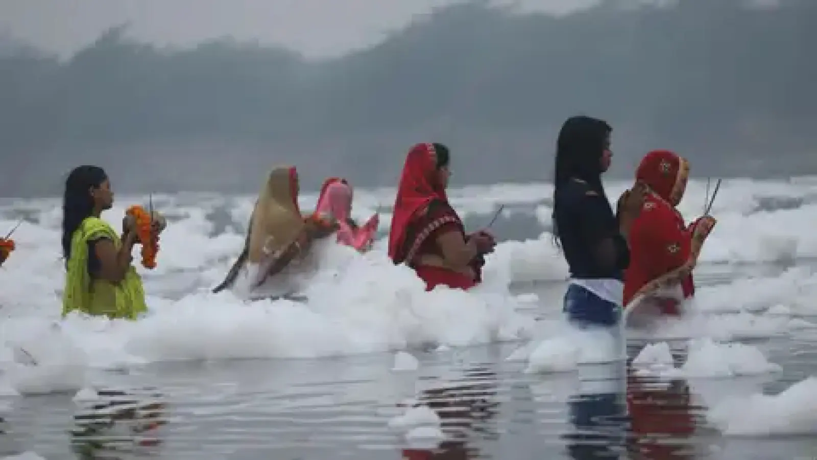 Yamuna is full of toxic foam; Question of Purvanchalis that how will they celebrate Chhath