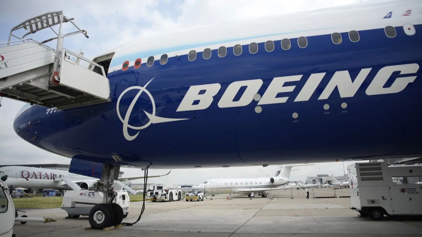 Boeing decided to lay off 400 workers due to ongoing losses and strikes