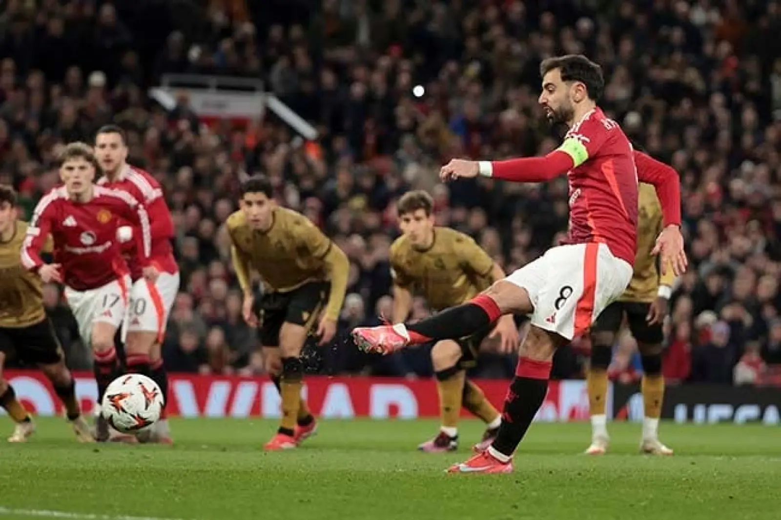 Manchester United beat Real Sociedad to make it to the Europa League's quarter-finals, Tottenham also in the next round