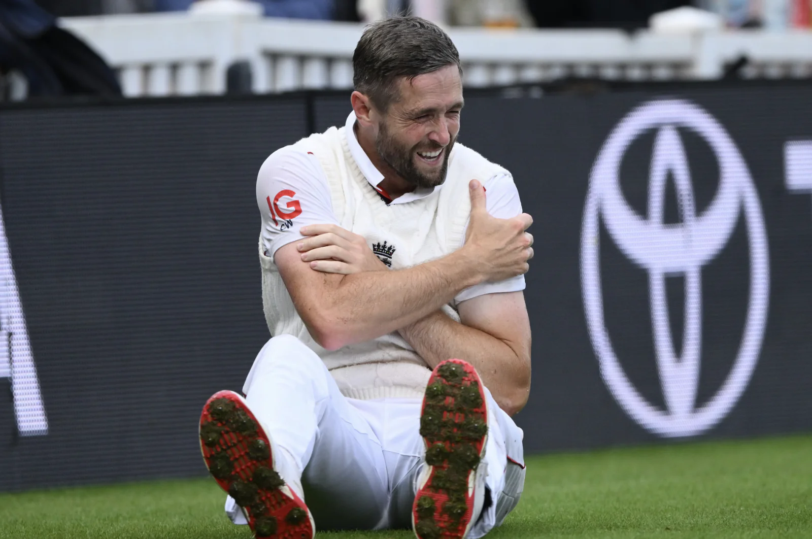 England gave a sudden blow to India; Chris Woakes will come out to bat on the last day with a broken hand
