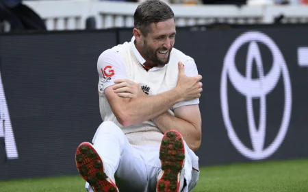 England gave a sudden blow to India; Chris Woakes will come out to bat on the last day with a broken hand