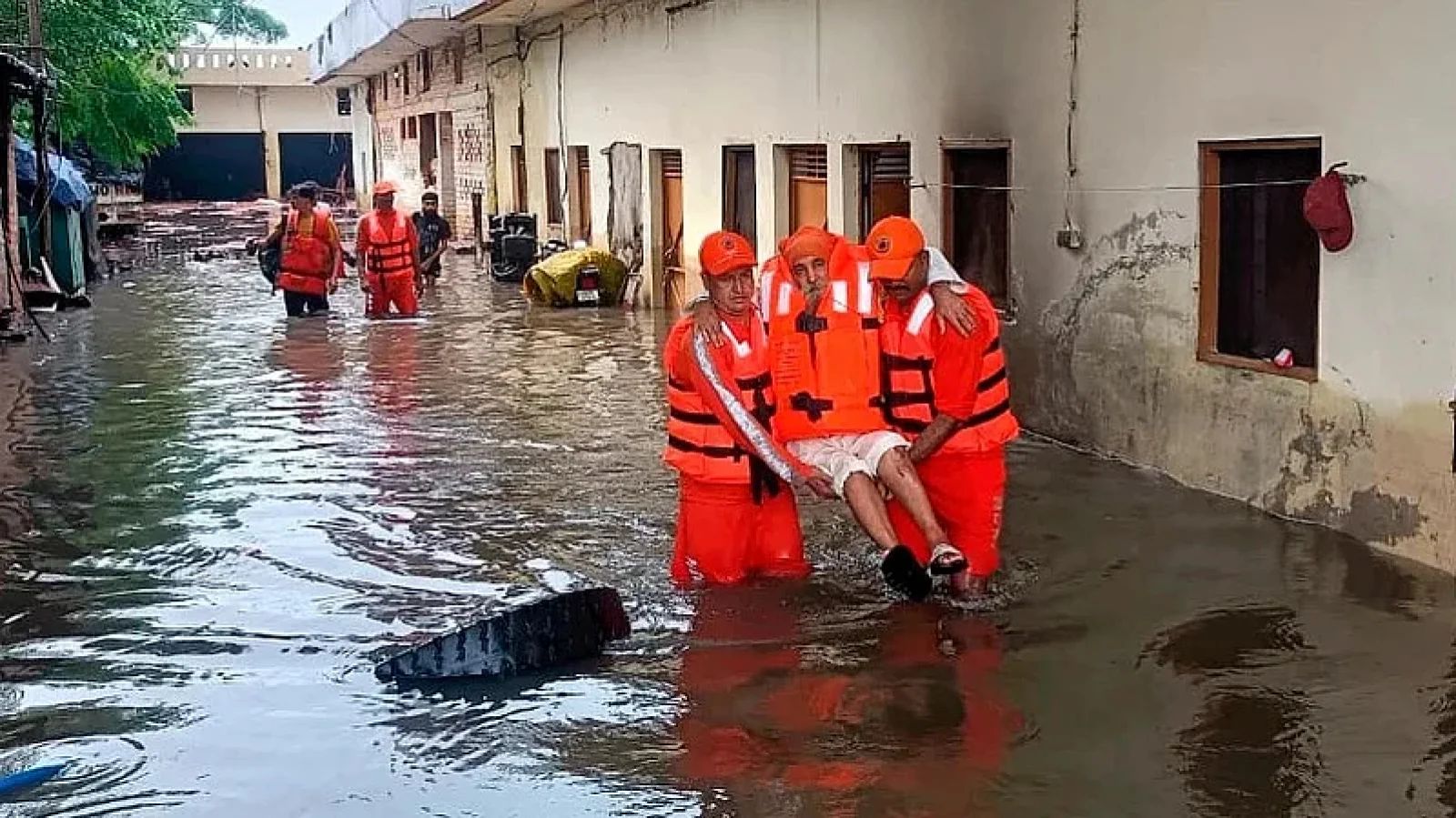 Flood havoc from Kashmir-Himachal to Punjab, disaster in more than 100 districts; lakhs of people affected