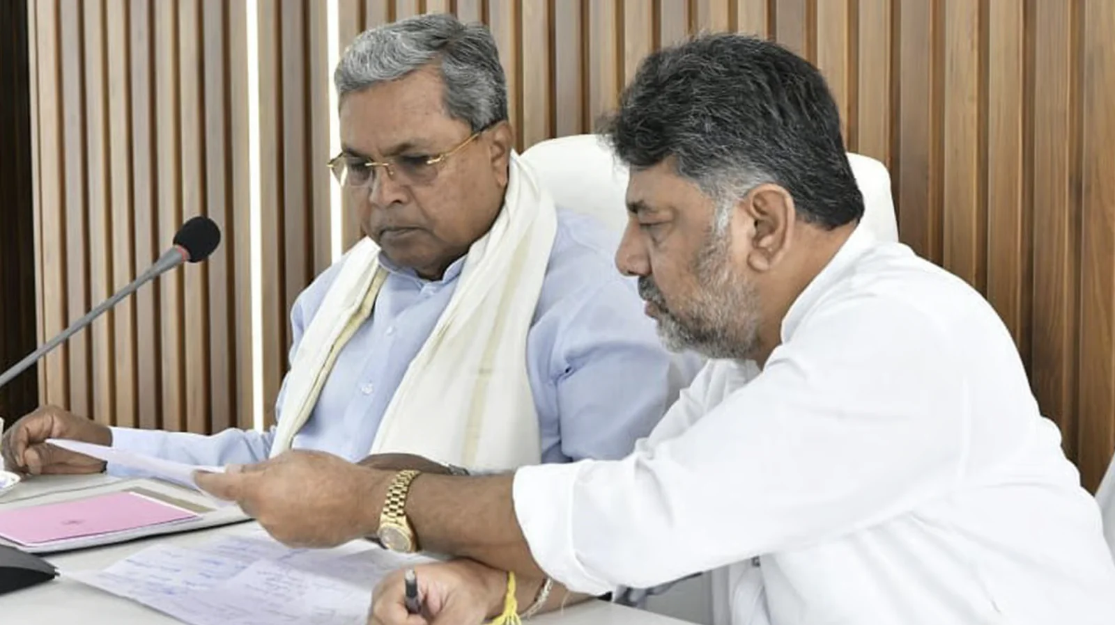 CM Race Heats Up in Karnataka: Siddaramaiah, DK Shivakumar Await High Command Verdict
