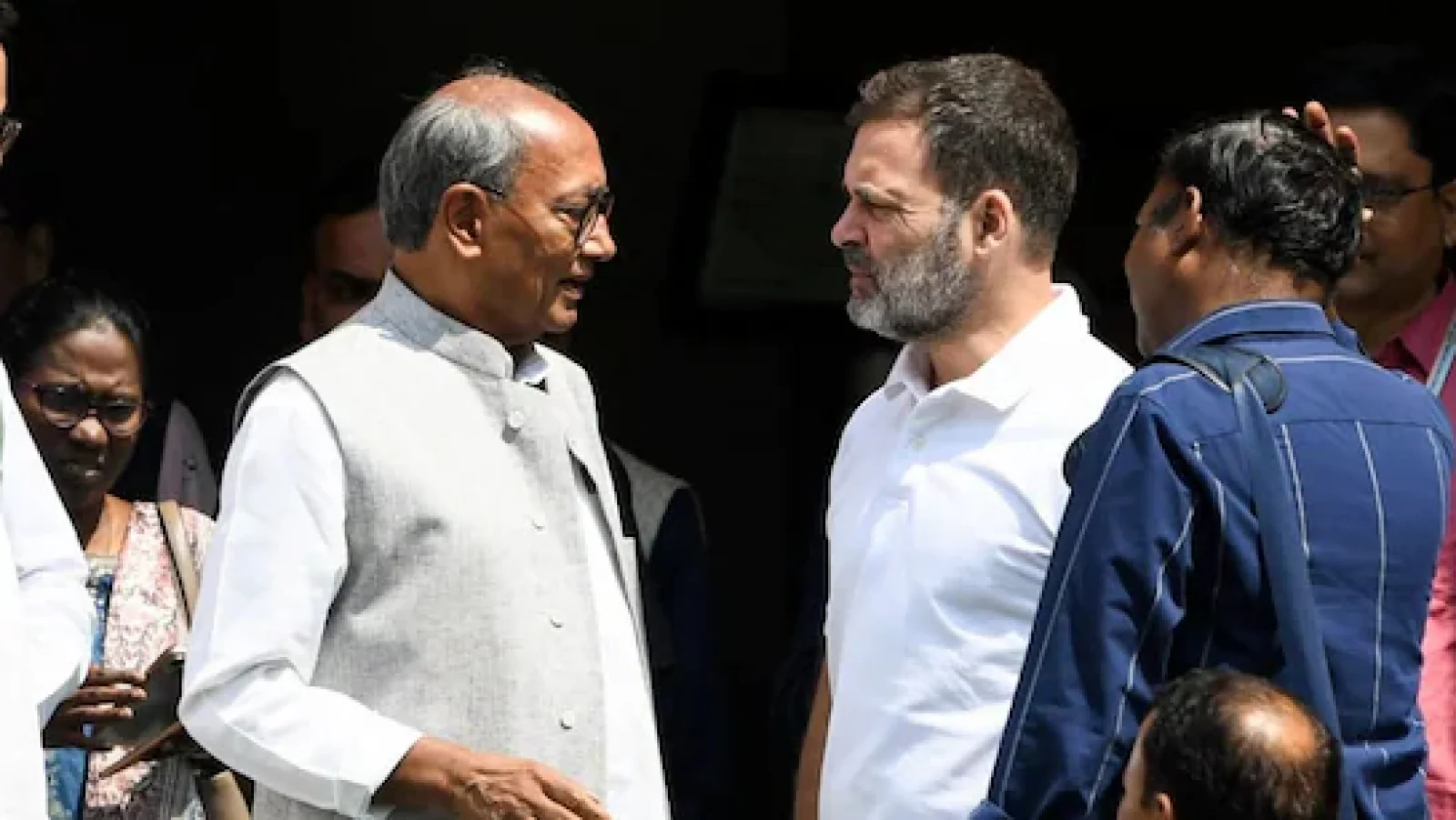 “You Behaved Rudely Yesterday!”: Rahul Gandhi’s Light Remark to Digvijay Singh Sparks Buzz