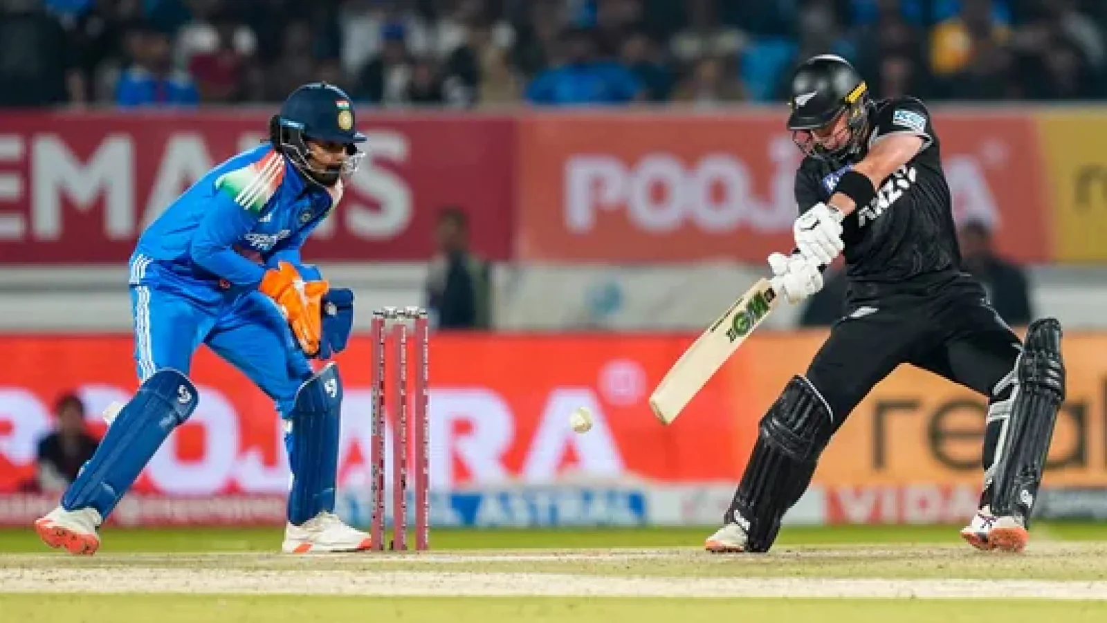 IND vs NZ 3rd ODI: Daryl Mitchell Apologises to Mohammed Siraj After Mid-Over Disruption