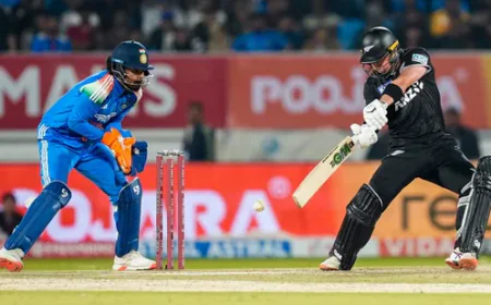 IND vs NZ 3rd ODI: Daryl Mitchell Apologises to Mohammed Siraj After Mid-Over Disruption