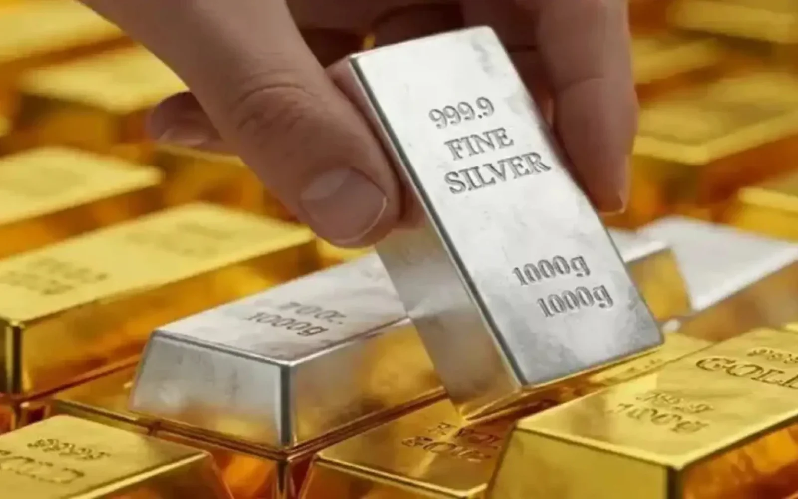 Gold, Silver Prices Tumble in Early Trade; Analysts See Long-Term Opportunity