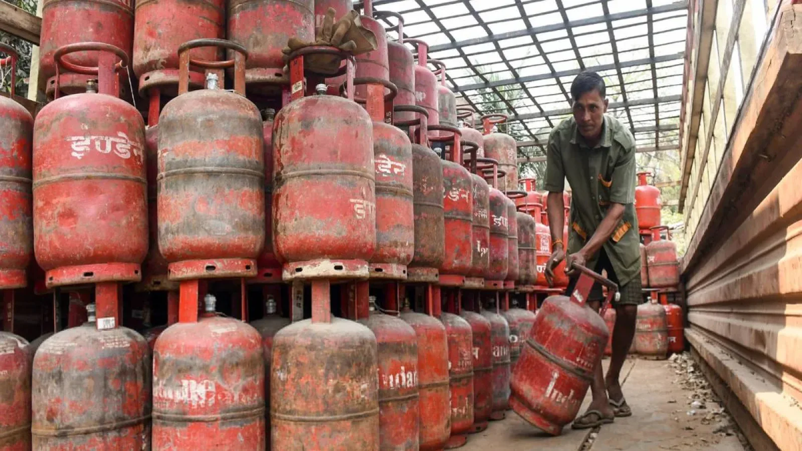 Government Orders People with Piped Natural Gas to Surrender LPG Connections Amid Gas Crisis
