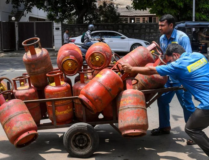 Government Allows 5kg LPG Cylinder Purchase Without Address Proof for Migrants, Students