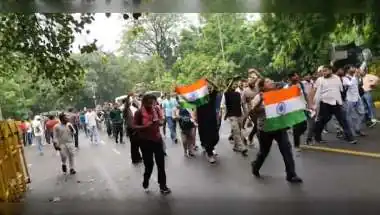 Tension Erupts at Jantar Mantar During 'Chalo Sansad' March