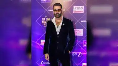 Akshay Kumar Stumbles During London Outing with Saif