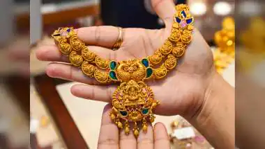 Gold Hits Seven-Week High on Safe-Haven Demand