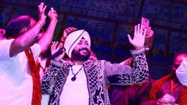 Daler Mehndi Viral Video: Minister Stops Show at Kunjapuri Mela