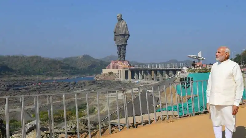 Sardar Patel 151st Birth Anniversary: PM Modi Pays Tribute at Statue of Unity, Unveils 31 Projects Worth Rs 426.71 Crore